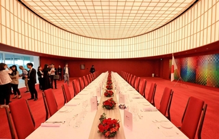 報道陣に公開された迎賓館。ダイニングルームは日本らしさを表現する赤色で統一された＝１５日午後、大阪市此花区の夢洲（撮影・笠原次郎）