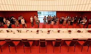 報道陣に公開された迎賓館。ダイニングルームは日本らしさを表現する赤色で統一された＝１５日午後、大阪市此花区の夢洲（撮影・笠原次郎）