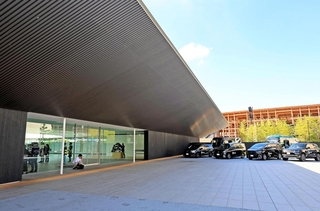 大屋根リングの外側に設けられた迎賓館。ナショナルデーで各国の代表団を送迎した車両も並ぶ＝１５日午後、大阪市此花区の夢洲（撮影・笠原次郎）