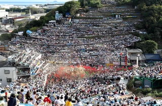 すり鉢状の桟敷席を埋め尽くす観衆＝１５日午後、姫路市白浜町（撮影・辰巳直之）