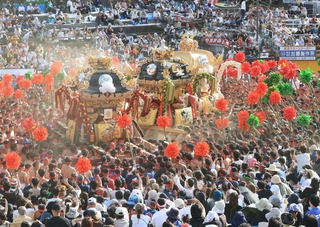 ３地区による屋台の練り合わせ。砂煙と熱気に包まれた＝１５日午後、姫路市白浜町（撮影・吉田敦史）