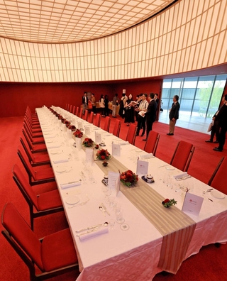 報道陣に公開された迎賓館。ダイニングルームは日本らしさを表現する赤色で統一された＝１５日午後、大阪市此花区の夢洲（撮影・笠原次郎）