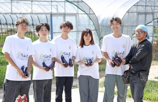 規格外野菜の販売に取り組む「りふぁーむ」代表の松井優人さん（右から２人目）らメンバーと農家の鶴田善久さん（右端）＝神戸市西区伊川谷町前開