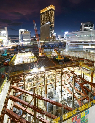 照明が灯り、存在感を放つ地下の工事空間＝神戸市中央区