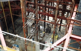 ＪＲ三ノ宮駅前の再開発で地下空間に組まれた鉄骨群。カメラ内蔵の特殊なモードで撮影すると、建設現場がミニチュアのように見える＝神戸市中央区