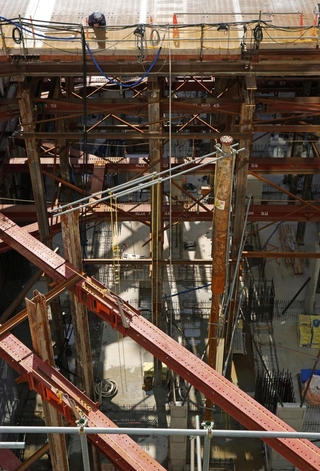 ＪＲ三ノ宮駅前の再開発で地下空間に組まれた鉄骨群＝神戸市中央区