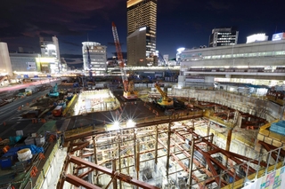 照明が灯り、存在感を放つ地下の工事空間＝神戸市中央区