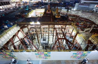 照明が灯り、存在感を放つ地下の工事空間＝神戸市中央区