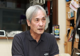 被告の上告棄却決定を受けて、心境を語る堤将太さんの父敏さん＝神戸市北区（撮影・鈴木雅之）