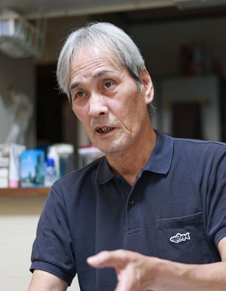 被告の上告棄却決定を受けて、心境を語る堤将太さんの父敏さん＝神戸市北区（撮影・鈴木雅之）