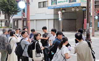 阪神・淡路大震災で大きな被害を受けた神戸市長田区などを見て回るフィールドワークの参加者＝神戸市長田区二葉町５