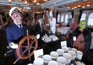 スタッフがゾンビや魔女の仮装で乗客をもてなす「モンスタークルーズ」＝神戸市中央区の高浜岸壁に停泊中のコンチェルトで（撮影・吉田敦史）