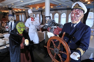 スタッフがゾンビや魔女の仮装で乗客をもてなす「モンスタークルーズ」＝神戸市中央区