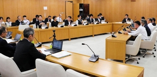 斎藤元彦知事の給与減額案について、再び継続審議を申し出ることを決めた兵庫県議会の総務常任委員会＝17日午後、県庁