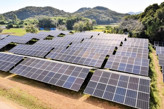 かさいスマートエナジーが所有する太陽光パネル＝加西市鎮岩町、加西衛生センター