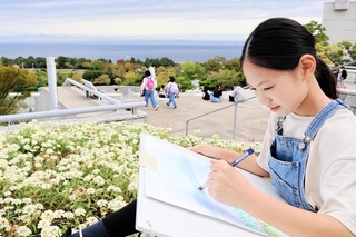 楽しそうに淡路島の風景を描く子どもら＝淡路夢舞台