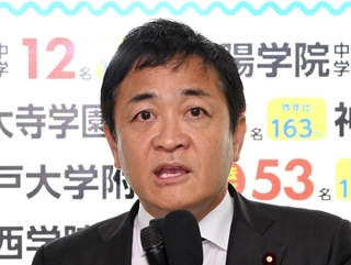 神戸市議補選候補者の応援演説で、聴衆に語りかける国民民主党の玉木雄一郎代表＝２０日午後、神戸市東灘区のＪＲ住吉駅前（撮影・風斗雅博）