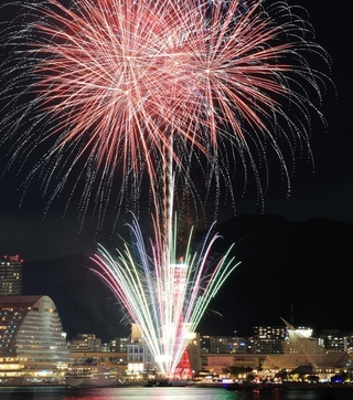 ポートタワーを背景に打ち上がる花火＝２０日夜、神戸市中央区港島１から（撮影・吉田敦史）