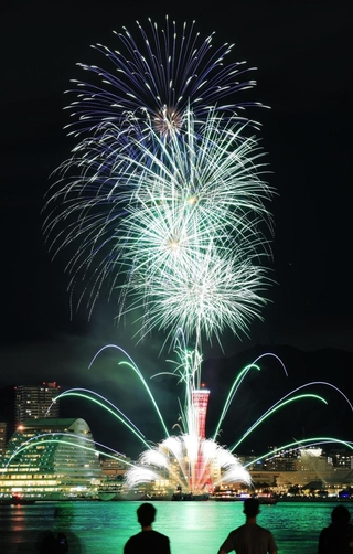 さまざまな色合いで港を染めた花火＝２０日夜、神戸市中央区港島１から（撮影・吉田敦史）