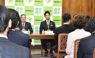 日本維新の会の両院議員総会で藤田文武共同代表（奥右）から連立合意が報告された＝２０日午後、東京・永田町