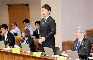 有識者会議の冒頭であいさつする斎藤元彦兵庫県知事＝21日午前、県庁