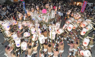 提灯を激しくぶつけ合う氏子ら＝21日夜、姫路市網干区宮内（撮影・後藤亮平）