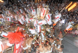 提灯を激しくぶつけ合う氏子ら＝21日夜、姫路市網干区宮内（撮影・後藤亮平）