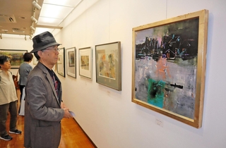 今年１月に亡くなった、画家納健さんの追想展＝神戸市中央区中山手通１、ダイヤモンドギャラリー