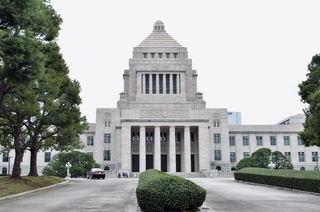 臨時国会が開かれている国会議事堂＝東京・永田町