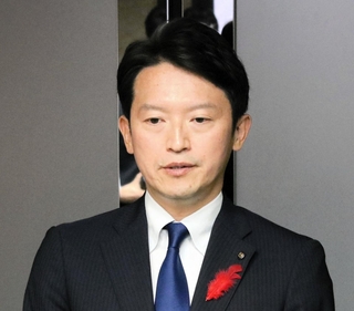 定例議会を終え、報道陣の取材に応じる斎藤元彦知事＝神戸市中央区下山手通５、兵庫県庁