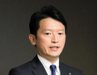 議会を終え、報道陣の取材に応じる斎藤元彦知事＝神戸市中央区下山手通５、兵庫県庁（撮影・若林幹夫）