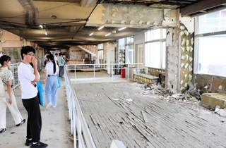 津波の被害に遭った教室を見て回る＝請戸小学校