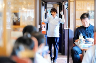 「語り部観光列車」の語り部、宮下左文さん