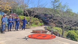 ドローンを活用し、滑落した要救助者を捜索する訓練＝須磨浦山上遊園（須磨消防署提供）