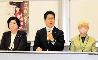 高市早苗首相との面会後に記者会見する拉致被害者家族会のメンバー＝２３日午後、東京都千代田区