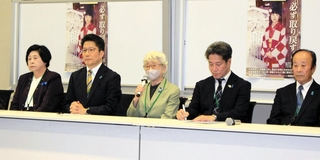 高市早苗首相との面会後に記者会見する拉致被害者家族会のメンバー＝２３日午後、東京都千代田区