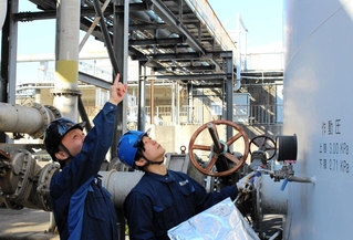 下水処理場でのガス採集の様子（津田准教授提供）