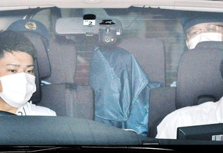 殺人容疑で神戸地検に送検される野津英滉容疑者＝２０２０年６月、神戸市中央区