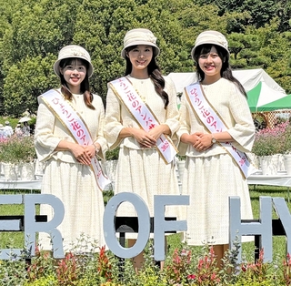 初代「ひょうご花のアンバサダー」の（左から）久保陽愛さん、小池星蓮さん、有吉優花理さん（兵庫県提供）