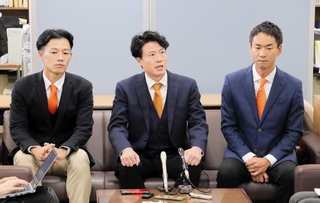 記者会見する（左から）原弥彦氏、谷浩一郎氏、藤原誠也氏＝兵庫県庁