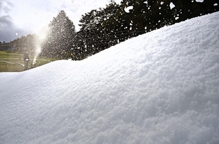 オープンに向けて人工スキー場で進められる造雪作業＝神戸市灘区六甲山町、六甲山スノーパーク（撮影・大田将之）