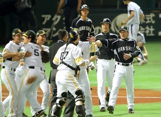 ２０１４年の日本シリーズ、阪神-ソフトバンク第５戦。歓喜に沸くソフトバンクナインを制止するように、ベンチから飛び出して猛抗議する阪神・和田豊監督（右端）