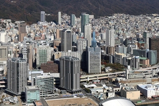 神戸・三宮とその周辺に立つタワーマンション群＝２０２４年１２月、神戸市中央区