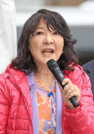 「財政健全化の旗は降ろさない」などと訴える片山さつき財務相＝２５日午後、神戸市灘区深田町４、ＪＲ六甲道駅前（撮影・吉田敦史）