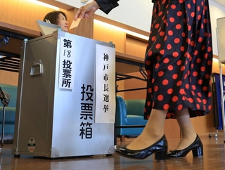 神戸市長選の票を投じる有権者＝26日午前、神戸市中央区山本通１（撮影・丸山桃奈）