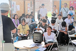 白髭幸雄さん（左端）の話を聴く境輝一さん（手前中央）ら＝おれたちの伝承館