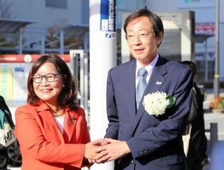 神戸市長選の選挙期間中、丸谷聡子・明石市長（左）と明石駅前で街頭に立ち、両市の連携をアピールする久元喜造氏＝１７日午前、明石市大明石町