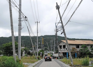 輪島市町野町。電柱は傾いたまま