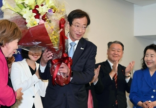 当選が確実となり、花束を持って喜ぶ久元喜造氏＝２６日夜、神戸市中央区の神戸国際会館（撮影・斎藤雅志）