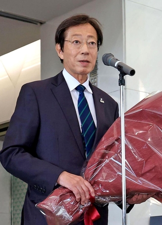 神戸市長選で４選を果たし、職員にあいさつする久元喜造氏＝27日午前９時２分、神戸市役所（撮影・丸山桃奈）